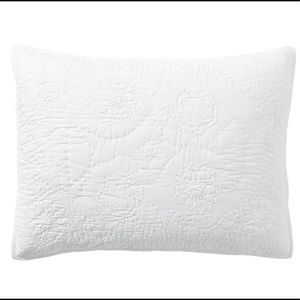 NEW TWO white quilted PoTtErY BaRn LILO Standard Shams
